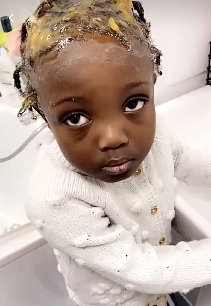 Mother fumes after finding her beautician daughter doing her hair edges 