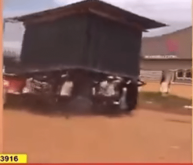 "Let your new boyfriend meet your needs" - Lady heartbroken as boyfriend retrieves container shop he built for her after breakup