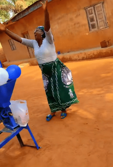 daughter mom mothers day grinding mill