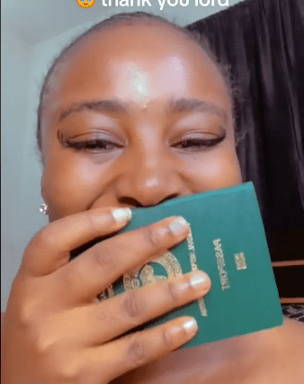 "It's time to go" - Lady packs her bags and relocates to UK, video shows her new home 