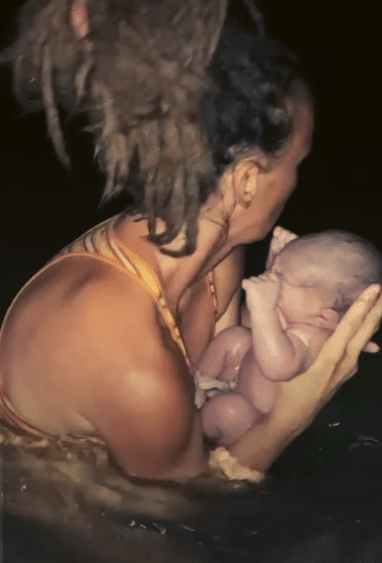 Woman gives birth Inside Ocean without medical assistance