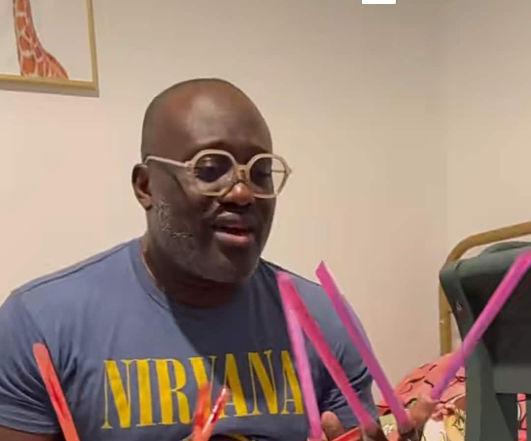 "That's 0, it's cheap" - Little girl charges her father 0 for straw-taped nail makeover, recommends Apple Pay