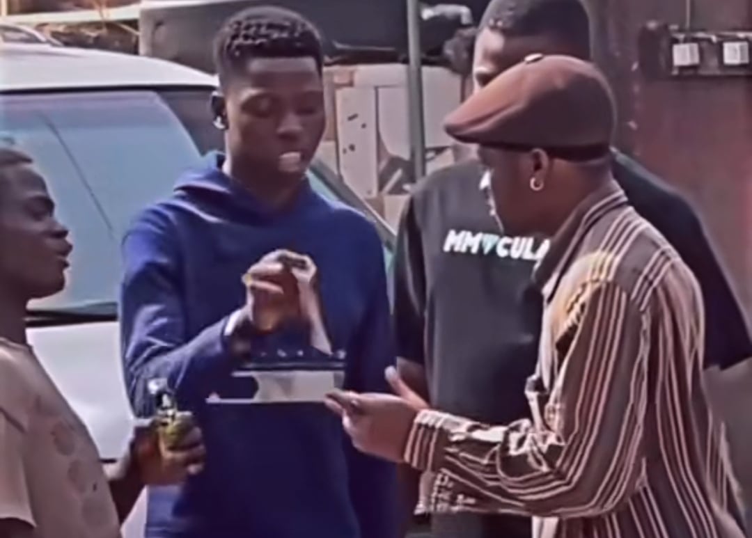 "Accept Jesus Christ or ₦2k" - Shock as Nigerian man ignores heavenly race, picks ₦2,000 over Jesus Christ