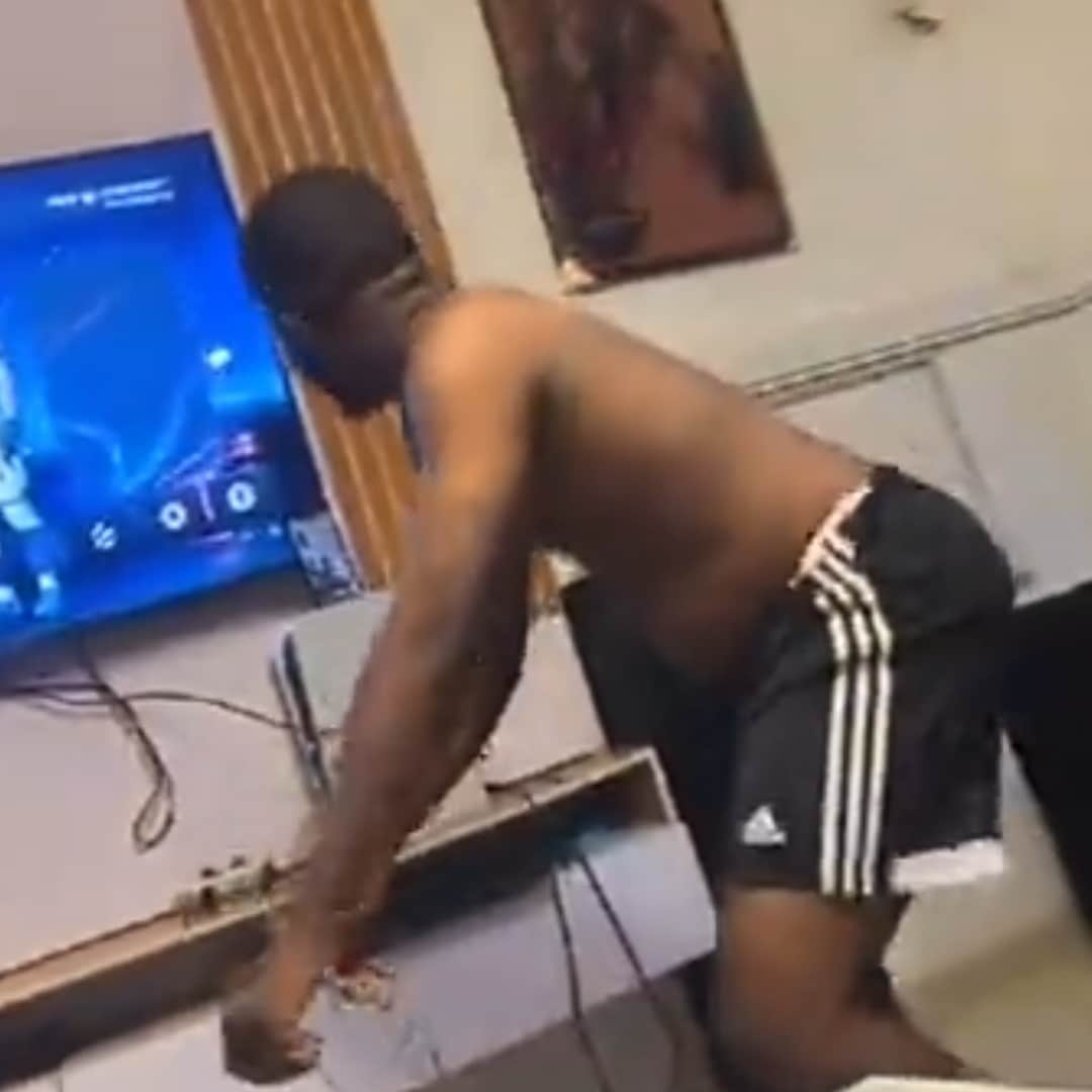 "A finished man" - Nigerian man dances shirtless, displays twerking skills to impress crush on Live video call