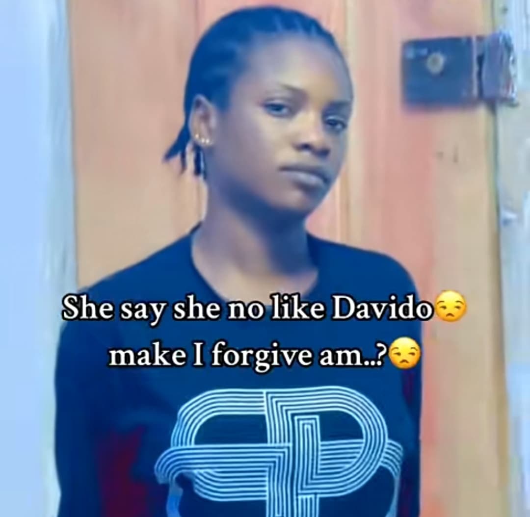 "No forgive am, breakup with her" - Drama as Nigerian man punishes girlfriend, orders her to kneel for disliking Davido