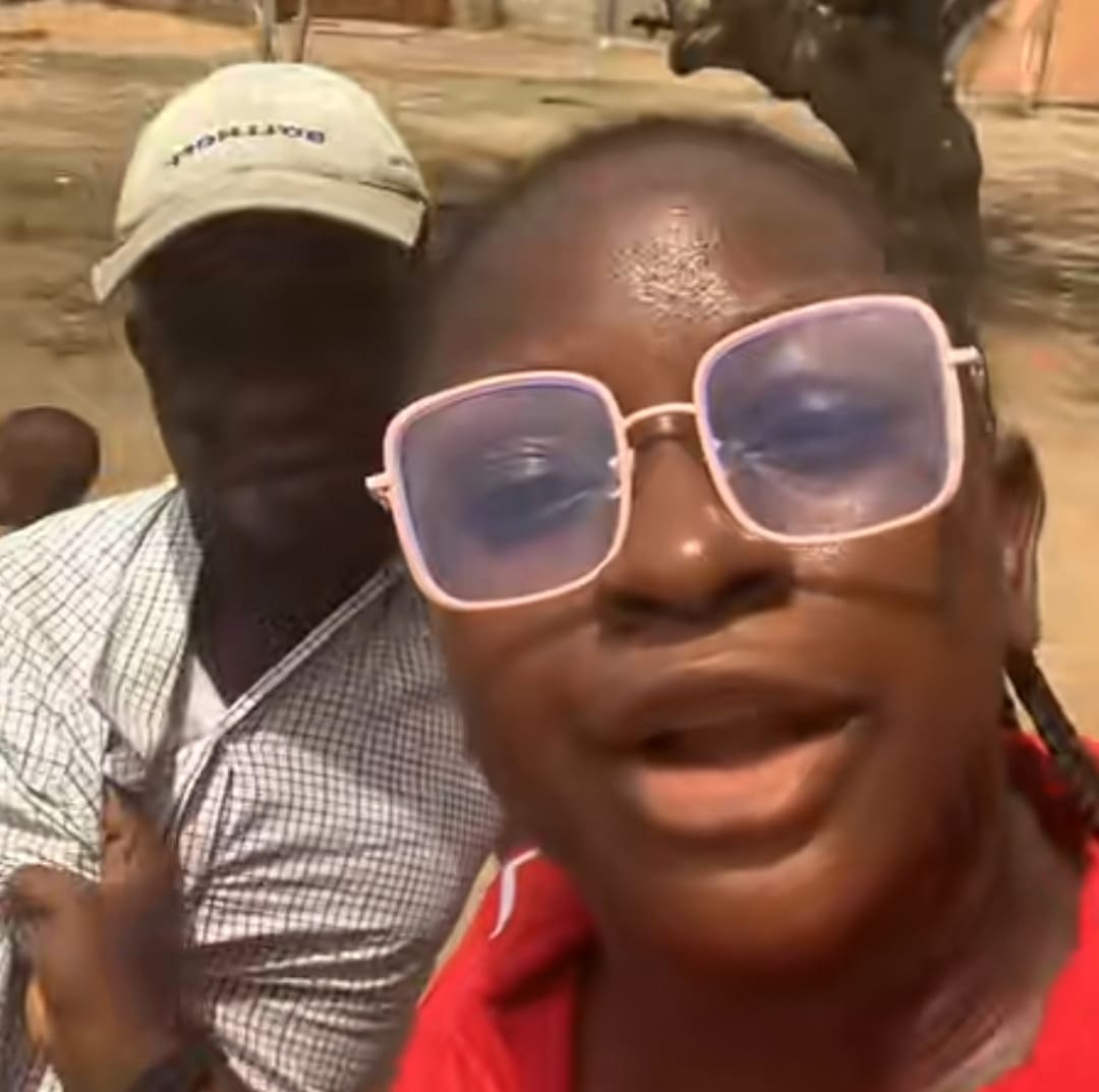 "We've already paid, they came to cut light" - Drama as Nigerian lady clashes with NEPA staff over disconnected power