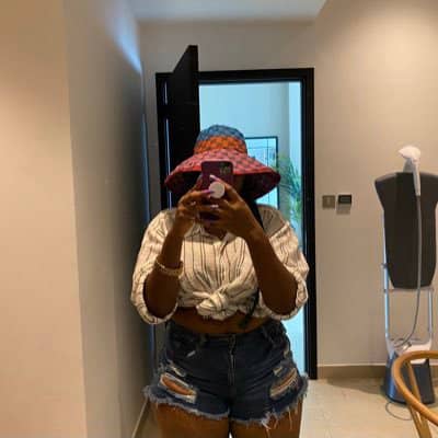 lady talking stage man pizza