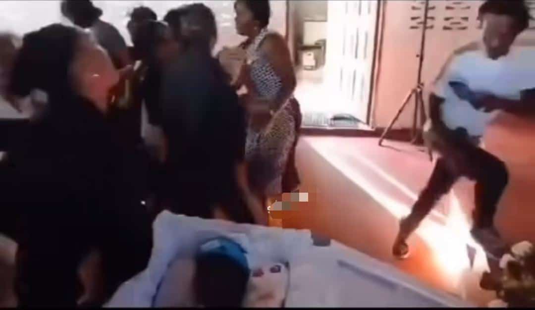 Drama as wife and side chic fight dirty at funeral of man