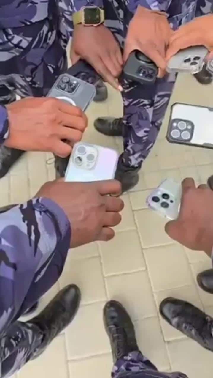 Nigerian police officers flaunting their iPhones