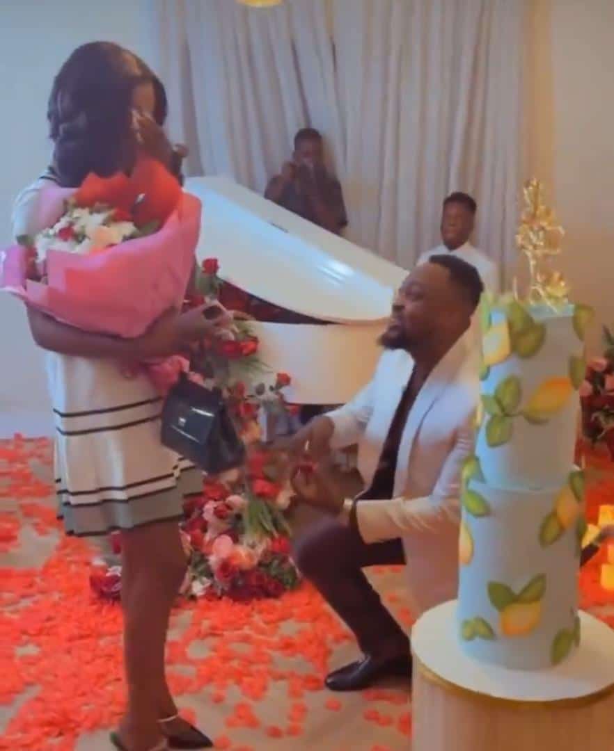 Romantic moment Egungun of Lagos proposes to girlfriend with diamond ring