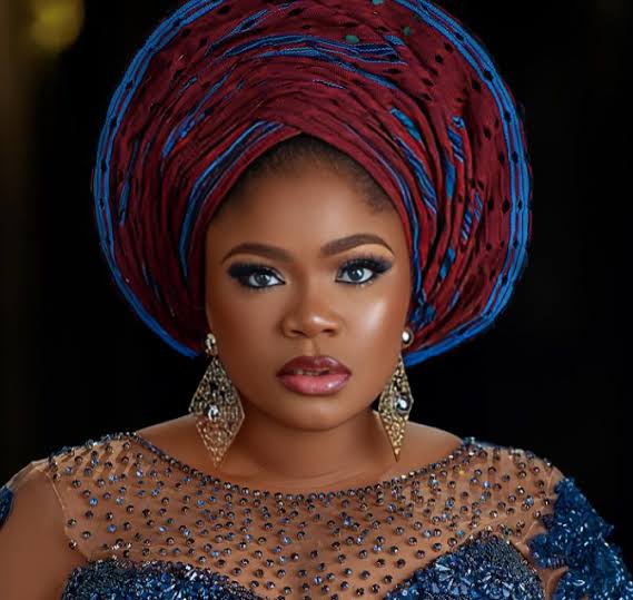 "I'm sorry, I didn't give award, it was a stunt" - Eniola Ajao sets record straight as she debunks Bobrisky's Award win