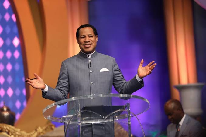 Pastor Chris Oyakhilome ressuscita morto 