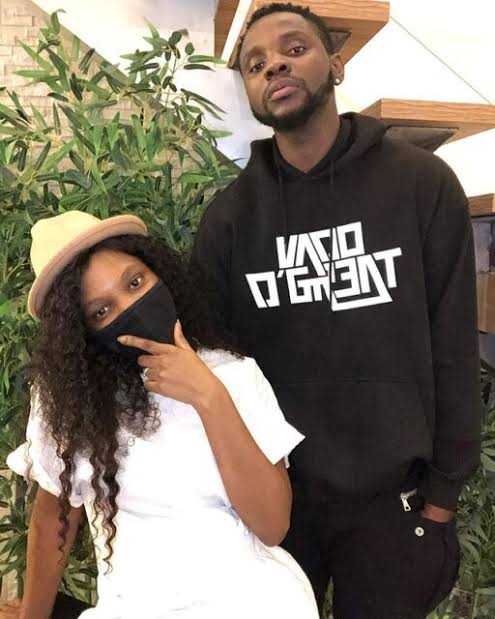 Kizz Daniel e sua mamãe bebê 