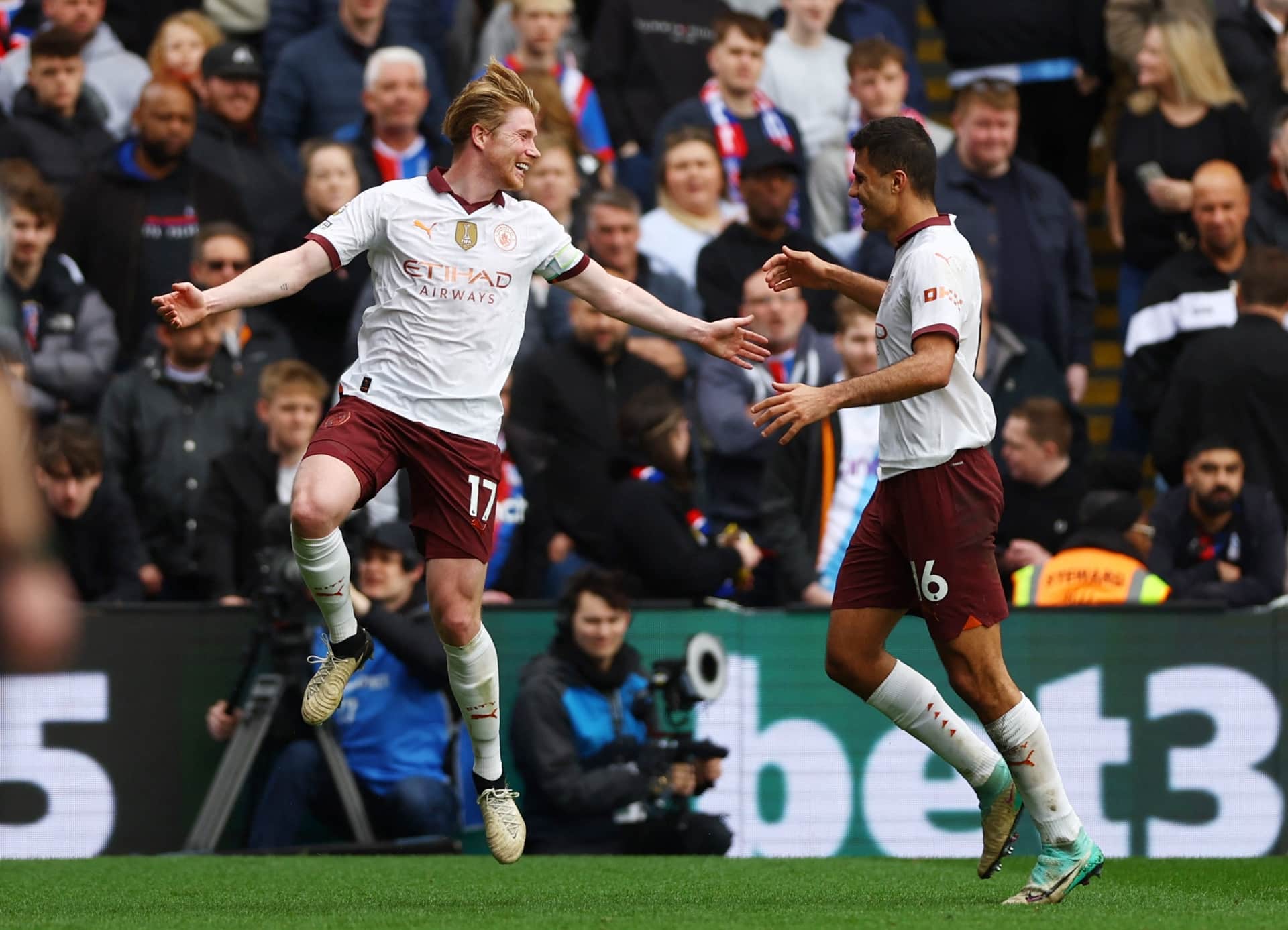 De Bruyne stars as Manchester City edge Crystal Palace 4-2