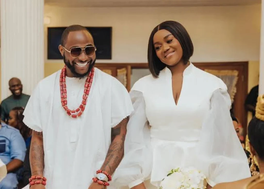 Woman berates those advising Chioma to leave Davido over cheating