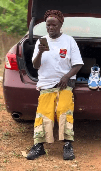 "Pablo mama" - Grandma causes buzz online with swag; flaunts her iPhone, sags her baggy shorts
