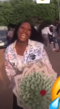 beggar snatches graduates's money bouquet 