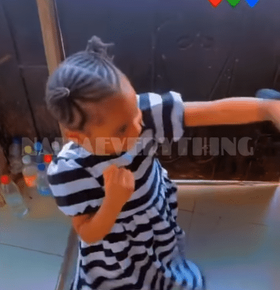 Video of Nigerian parents teaching their little daughter boxing amid school bullying concerns causes buzz online