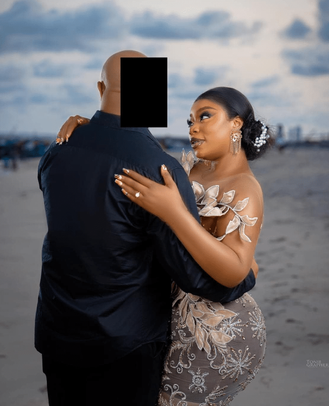 Couple's controversial pre-wedding photo causes buzz online