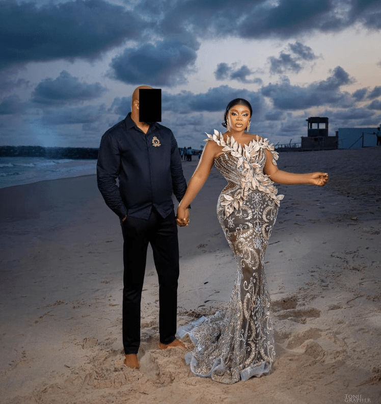 Couple's controversial pre-wedding photo causes buzz online