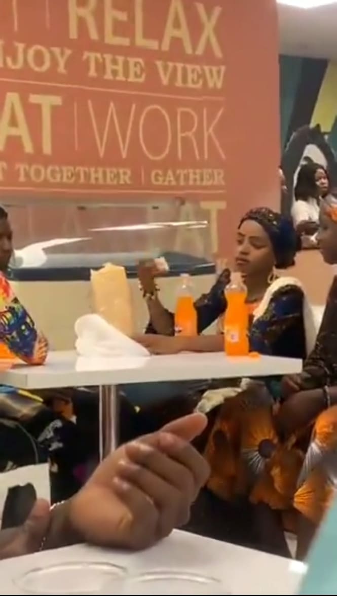 Video of couples eating bread with soft drink in public restaurant stuns netizens