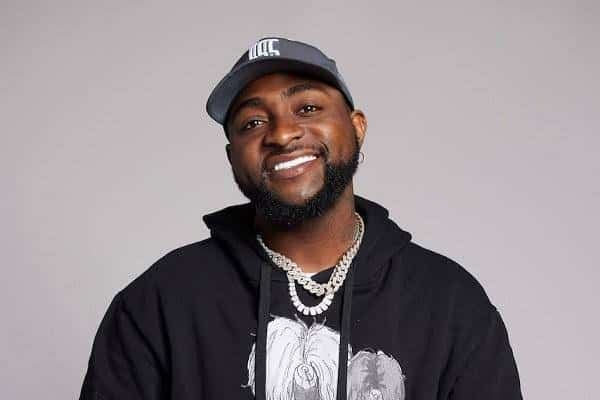 Davido e esposa surpreendem o mestre de xadrez Tunde Onakoya durante tentativa de recorde mundial do Guinness