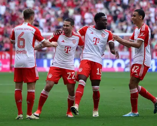 Bayern Munich beat Cologne 2-0 to delay Bayer Leverkusen's title party