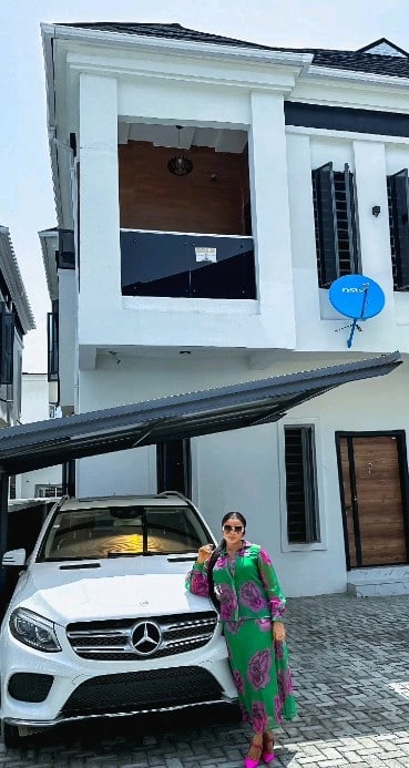 Alaafin’s wife Queen Anu buys new Benz, house in Lekki