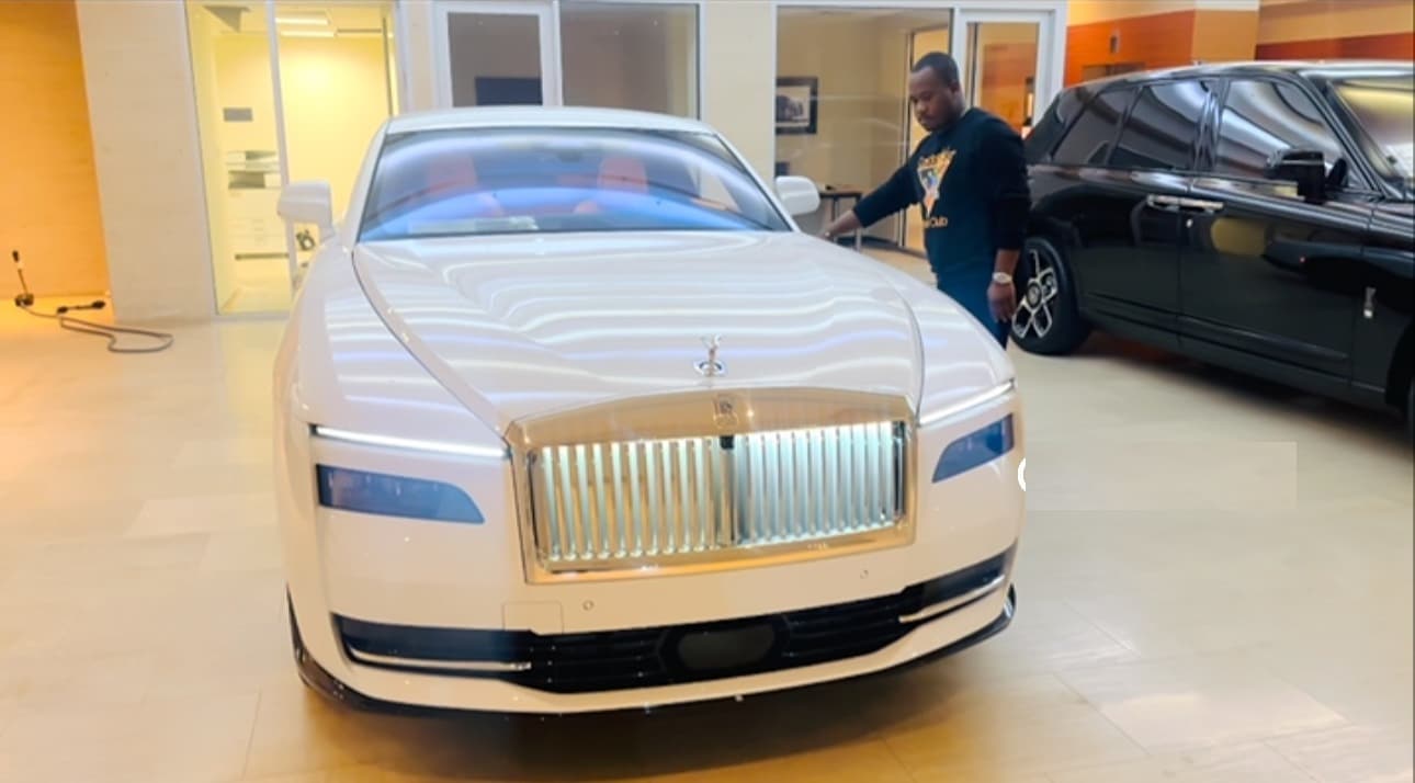 First video of Davido’s $500K 2024 Rolls Royce Spectre surfaces