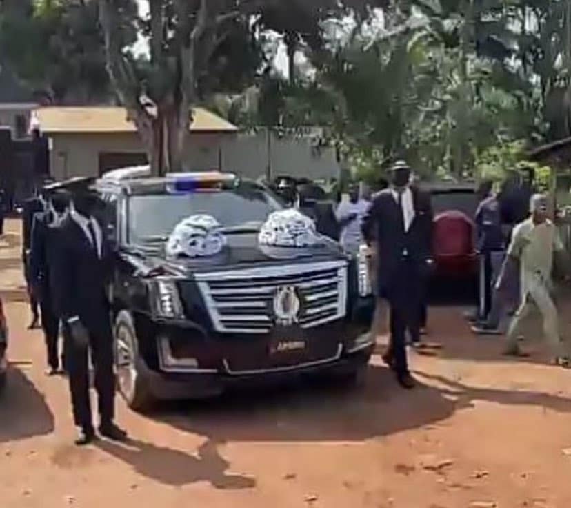 Jnr Pope's body arrives hometown for burial amid tears