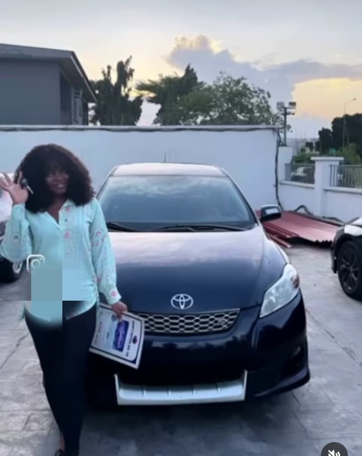Employee tears up as her boss gifts her a new car 
