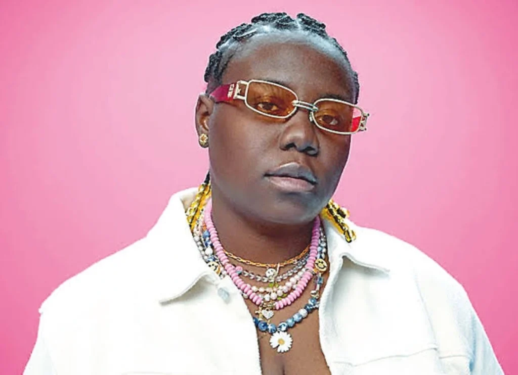 Teni dragged for paying homage to businessman, IBD Dende