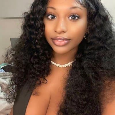 Lady man pay food number 