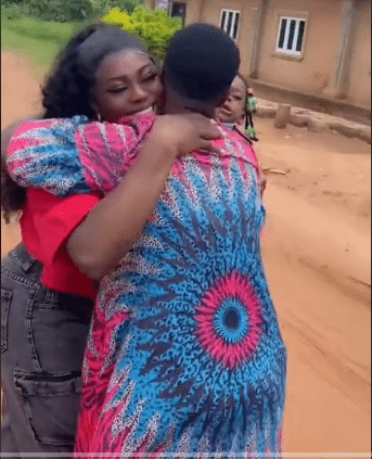 lady abroad single 3 kids