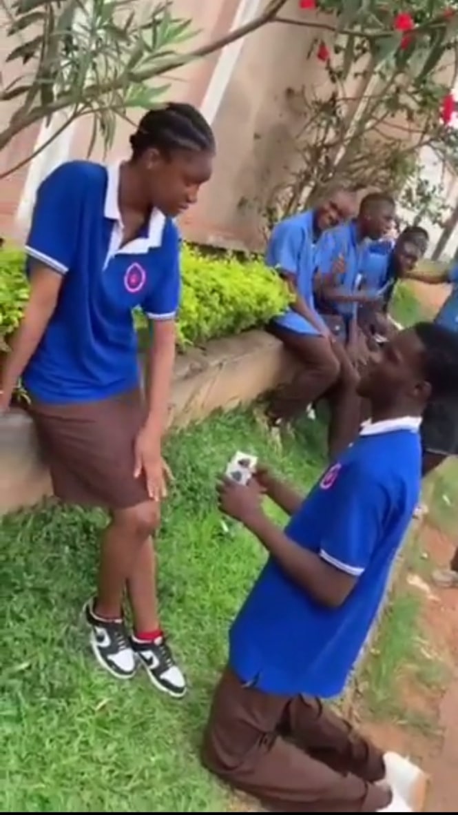 Heartwarming moment secondary school student proposes to girlfriend