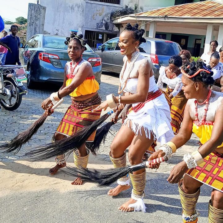 Wofai Fada casa-se com parceiro tradicionalmente, fotos surgem online