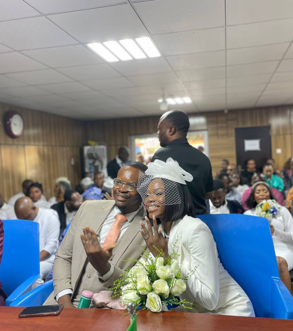 Nigerian lady, who got proposed to with a 42-page book, ties the knot