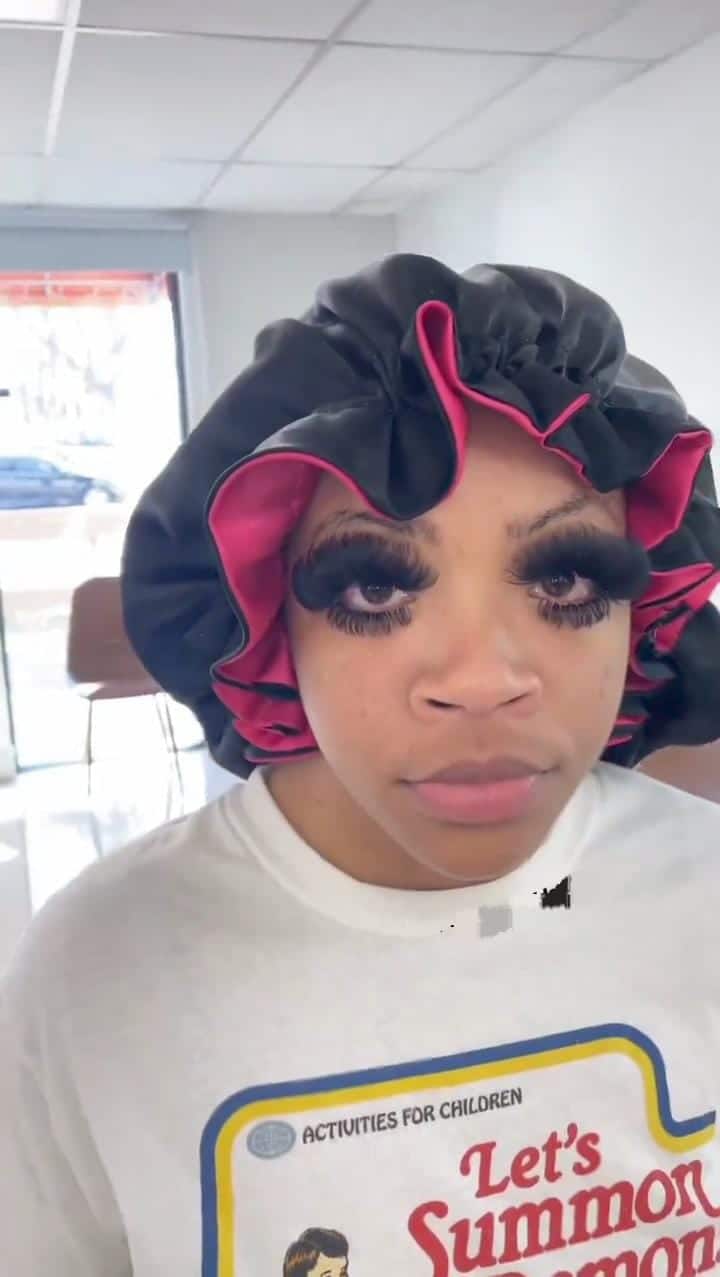 Reactions trail as beautiful lady shows off her eyelashes