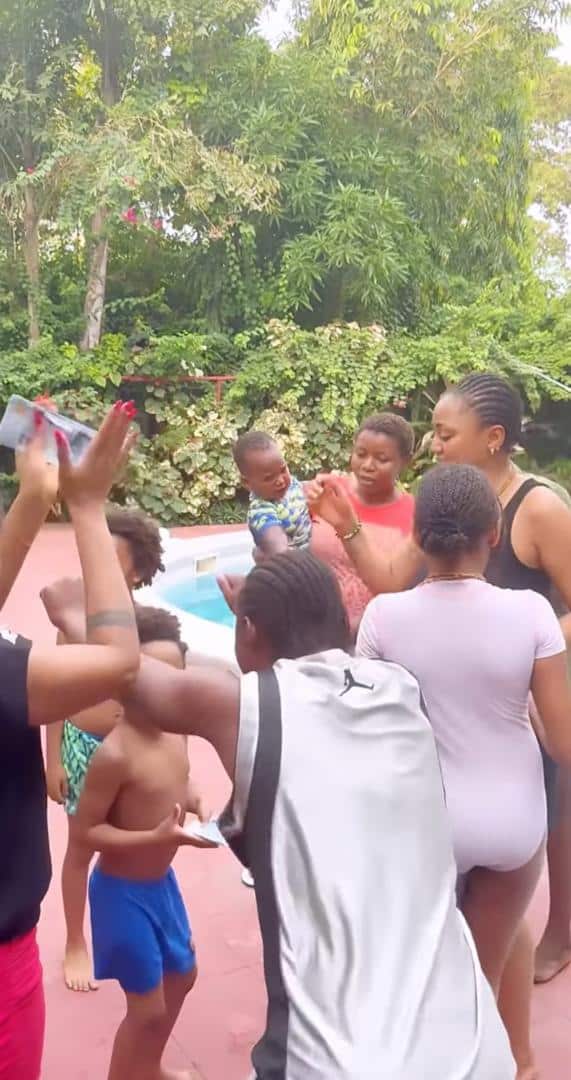 Regina Daniels organizes games with co-wife, family, nannies