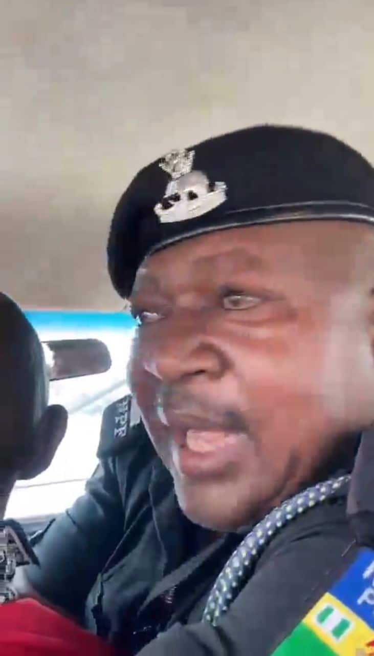 Lady jumps out of moving car as driver, police drag steering