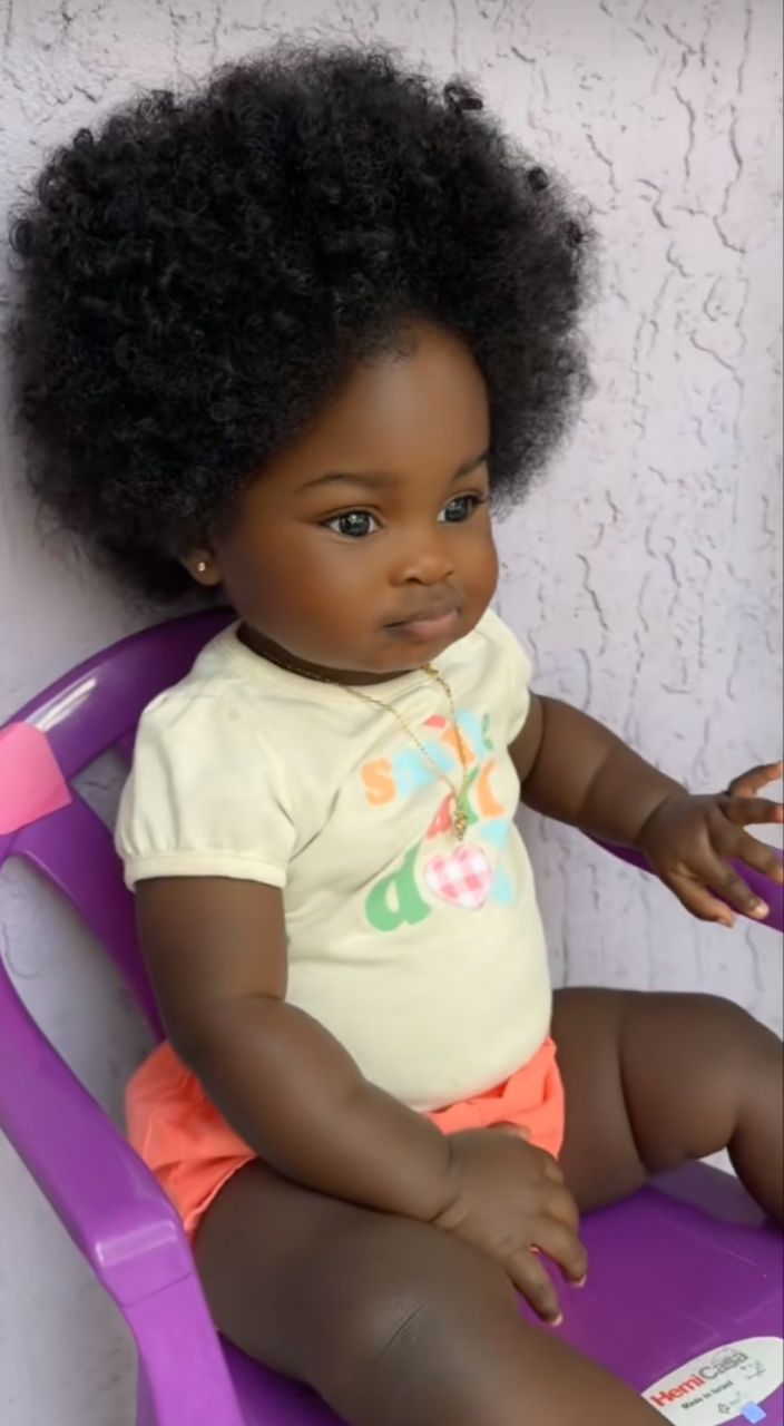 Mother flaunts little girl's full natural hair 