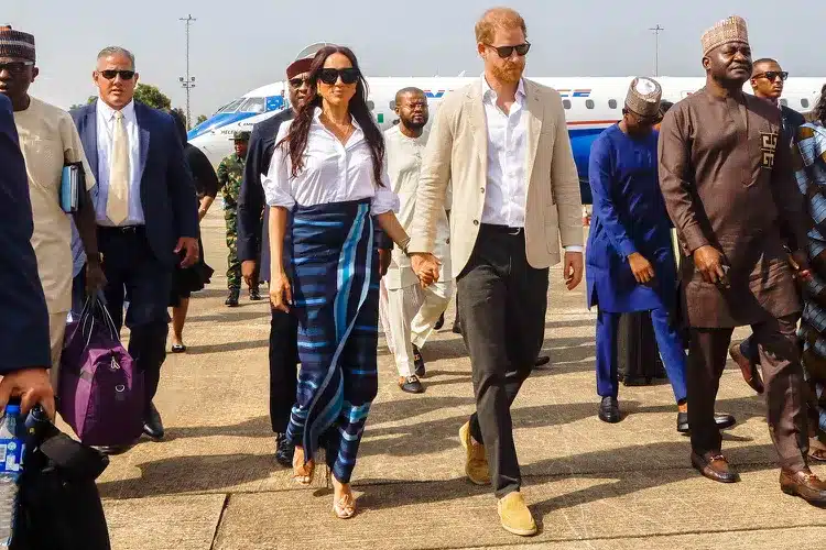 Meghan Markle ties aso oke harry