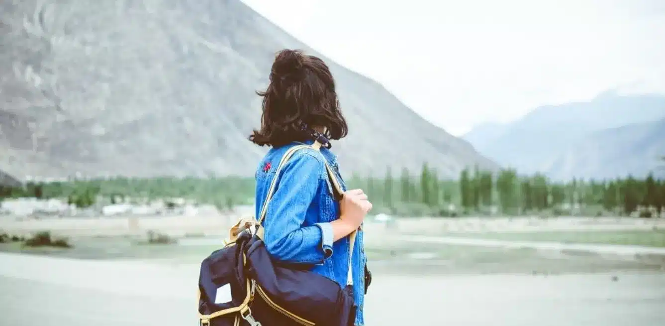 Lady who boarded a flight sees her luggage left behind as plane was set to take off