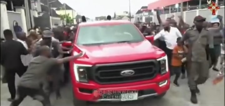 Church members rush tap God's blessings from pastor's car