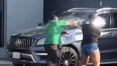 Lady smashes boyfriend’s windscreen after finding him with another woman