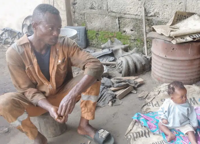 Mechanic who takes little baby to workshop after wife abandoned them receives N285k donations from Nigerians