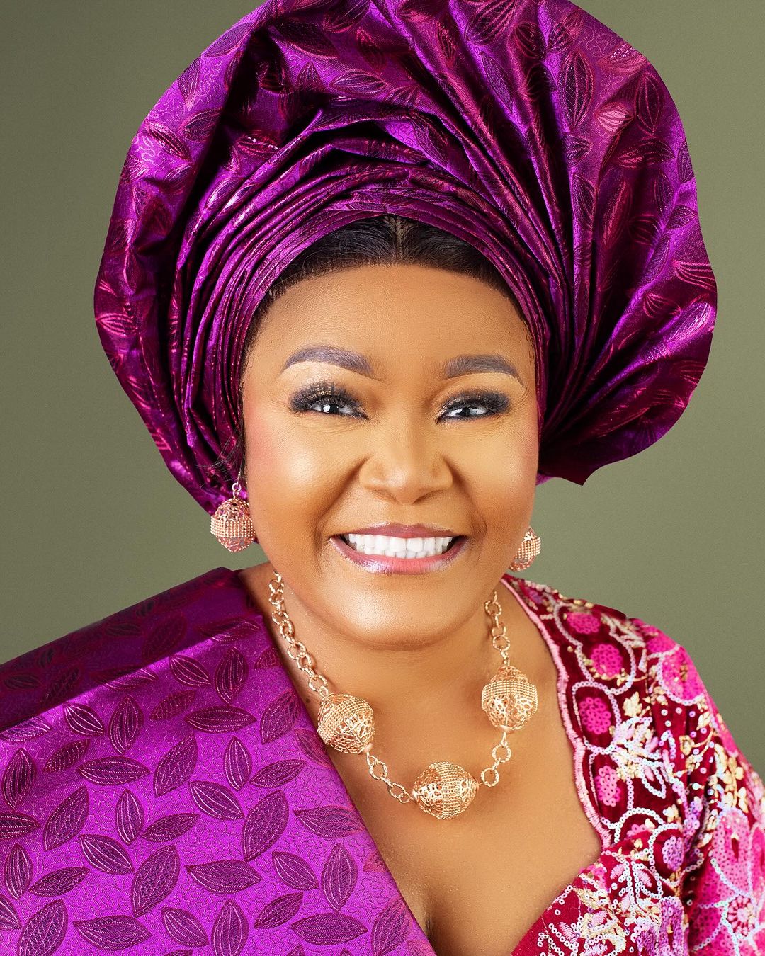 Oluwadolarz’s mom cries over tomatoes and fresh pepper she bought for N10k at a Lagos market