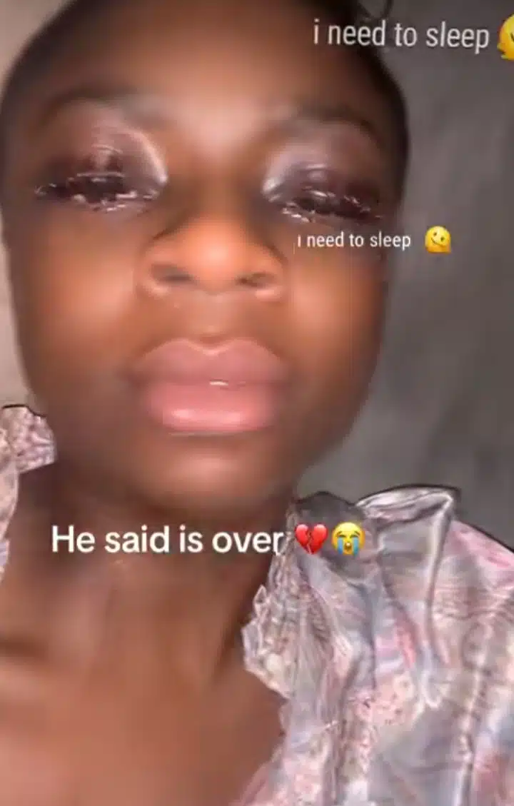 Lady cries bitterly after boyfriend dumped her