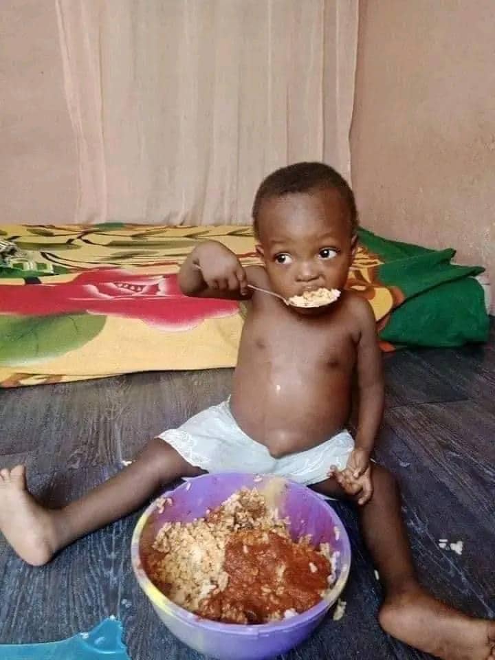 Photo of little child devouring large bowl of rice causes serious buzz online