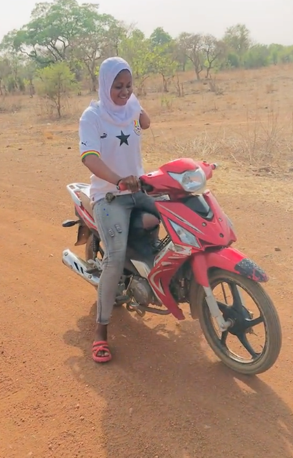 Physically challenged lady shocks many as she is seen riding bike with one hand